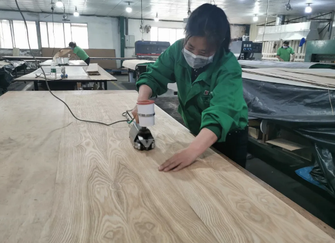 匠心淬炼，极致触感 深入解析UV/NM木饰面涂装板的生产工艺